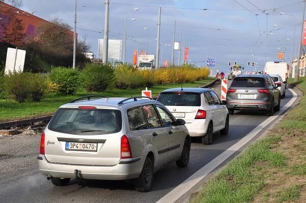 Dopravu v Plzni komplikují opravy na Rokycanské. Hotovo bude za tři týdny