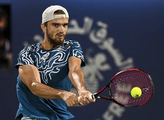 Macháč v Dubaji trápil Djokoviće, na světovou jedničku nakonec nestačil a s turnajem se loučí