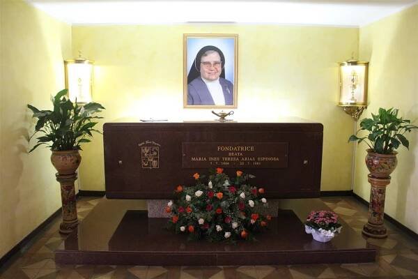 Soubor:Tomb of Maria Inés Teresa Arias Espinosa.jpg – Wikipedie