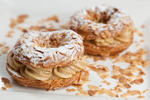 Zkuste Paris-Brest: francouzský zákusek, který má styl i chuť. Čím se liší od českého věnečku?