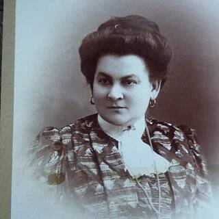 Kruhové náušnice...stará kabinetní fotografie