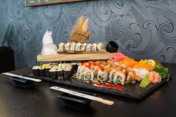 Pestré sushi sety u Stodolní: 24–70 rolek s rybami i zeleninou