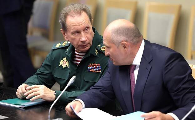 Vladimir Putin held a meeting on current issues in Novo-Ogaryovo. Director of the Federal Service of National Guard Troops – Commander-in-Chief of the National Guard Troops Viktor Zolotov (left) and Minister for Civil Defence, Emergencies and Natural Disaster Relief Alexander Kurenkov before the meeting.