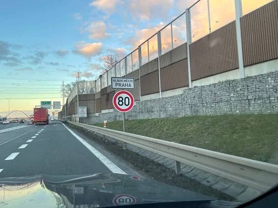 Policie s radary by tu měla žně. Začátek D1 už není dálnicí a motá řidičům hlavu