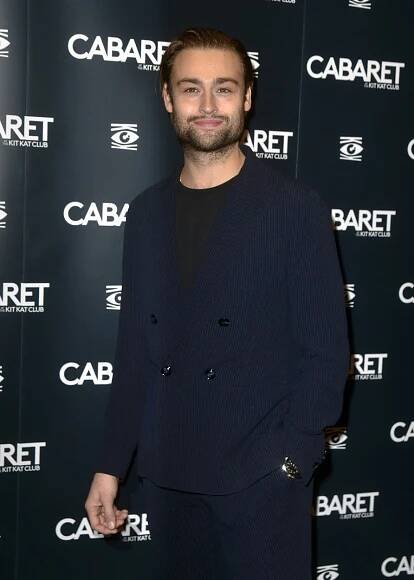 Dámy, plačte: Hollywoodský fešák Douglas Booth se oženil!