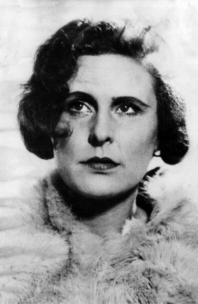 ARCHIV - Die Schauspielerin und Regisseurin Leni Riefenstahl (undatierte Aufnahme). Hitlers «Lieblings-Regisseurin» Riefenstahl ist wohl die umstrittenste Filmemacherin der Kinogeschichte. Ihr berühmtester Film ist der zweiteilige Dokumentarfilm «Fest der Völker»/«Fest der Schönheit» über die Olympischen Spiele 1936 in Berlin. Foto: dpa (zu dpa «Bis heute umstritten: Leni Riefenstahls Olympia-Film» vom 14.04.2013) +++ dpa-Bildfunk +++