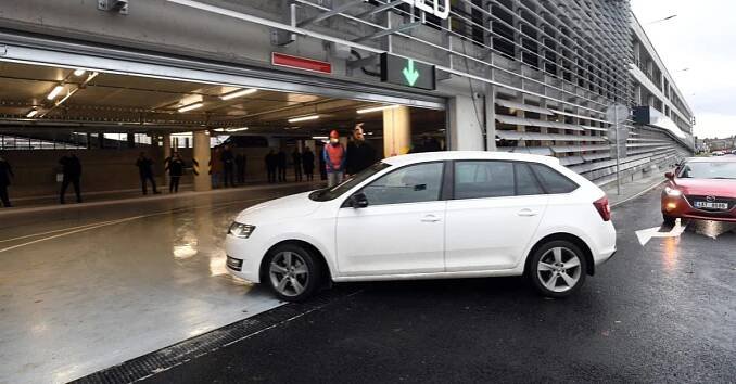 Praha vypíše tendry na nové parkovací domy. Stovky stání přibudou u dvou stanic metra.