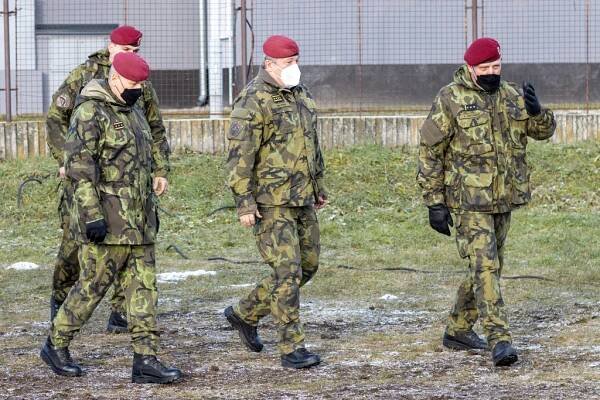 Žateckou posádku nedávno navštívil také náčelník Generálního štábu AČR armádní generál Aleš Opata (uprostřed), doprovází ho mj. velitel 4. brigády rychlého nasazení (vpravo).