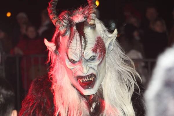 VIDEO: Krampusové šílenství v Břeclavi, o děsivé čerty byl obrovský zájem