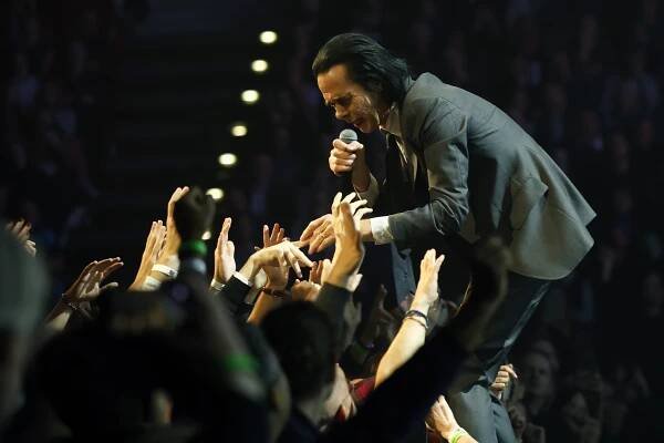 RECENZE: Nick Cave je mistr ve vytváření spojení s diváky