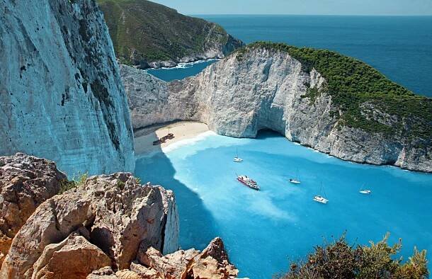 krásný výhled na pláž navagio v zakynthosu, řecko - zakynthos - stock snímky, obrázky a fotky