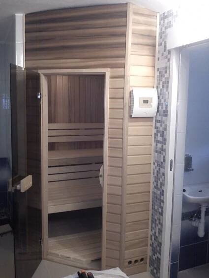 Luxusní finská sauna na míru, materiál červený cedr