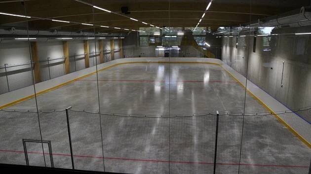 Ice Arena Kateřinky se otevře až na podzim, už teď v ní válely mladé hokejistky
