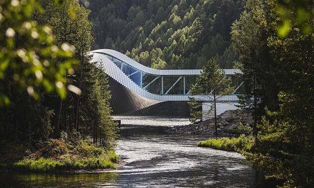 BIG dokončují v Norsku zkroucené muzeum usazené nad řekou jako most – DesignMag.cz