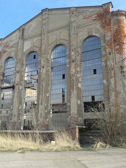 Ruiny bývalé továrny Perla dál hyzdí centrum Doudleb nad... | Hradec Králové