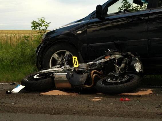 Chybu německého řidiče zaplatil motorkář životem