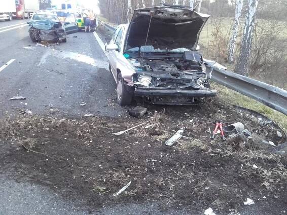 Ranní dopravu z Benešova do Prahy zastavila nehoda tří aut