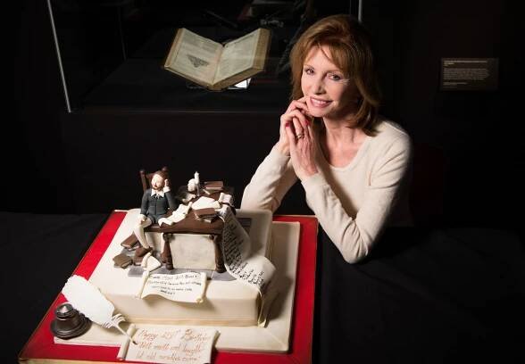 The actress with her Shakespeare cake in 2014