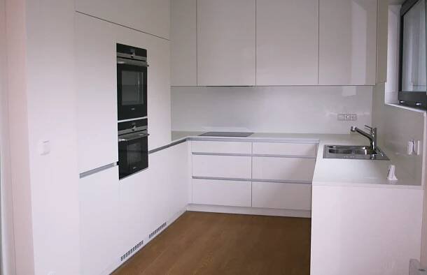 Bílá kuchyně v dřevostavbě. | Kitchen, Kitchen cabinets, Home decor