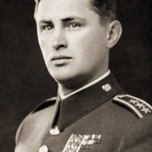 Vyznamenaný Josef Mašín. Před popravou mu svázali i nohy. Tak moc se ho gestapo bálo