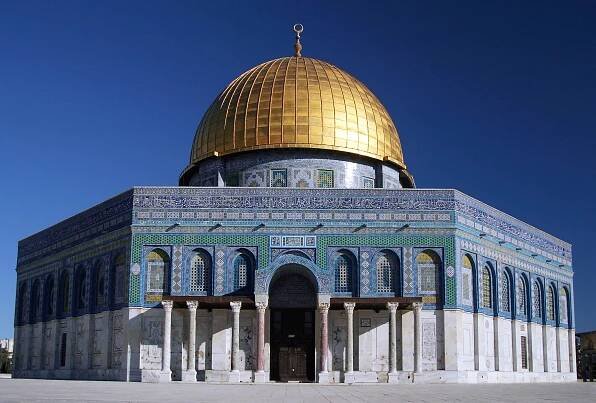 The Dome of the Rock (Qubbat al-Sakhra), Umayyad, stone masonry, wooden roof, decorated with glazed ceramic tile, mosaics, and gilt aluminum and bronze dome, 691–92, with multiple renovations, patron the Caliph Abd al-Malik, Jerusalem (photo: Brian Jeffery Beggerly, CC BY 2.0)