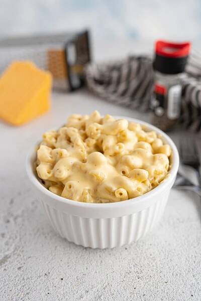 A rammekin of homemade creamy mac n cheese. 