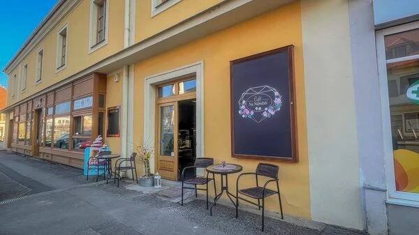 Cafe na náměstí foto 3