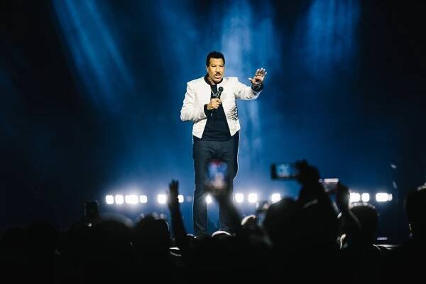 Recenze: Lionel Richie v Praze zpíval hity 80. let