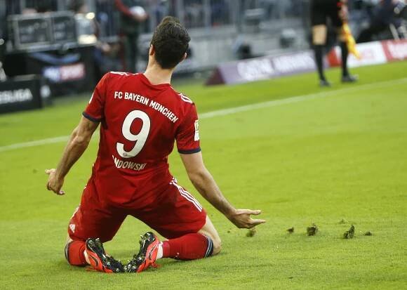 Video: Bayern sa stal majstrom I. bundesligy, Duda asistoval a Wolfsburg deklasoval Augsburg
