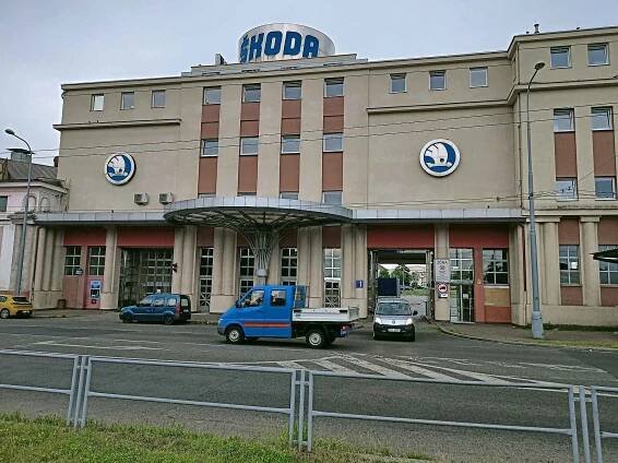 Název Škoda a okřídlený šíp zmizí z Plzně.