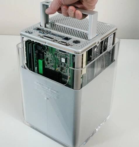 Power Mac G4 Cube 3