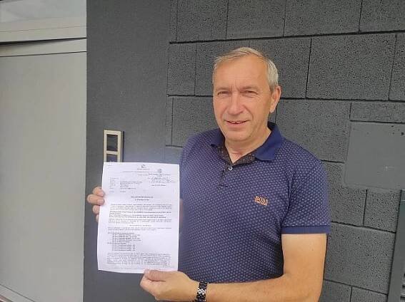 Generální manažer klubu Richard Jukl s kolaudačním souhlasem.