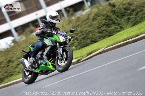 Kawasaki Z300 versus Benelli BN302 | Motorkáři.cz