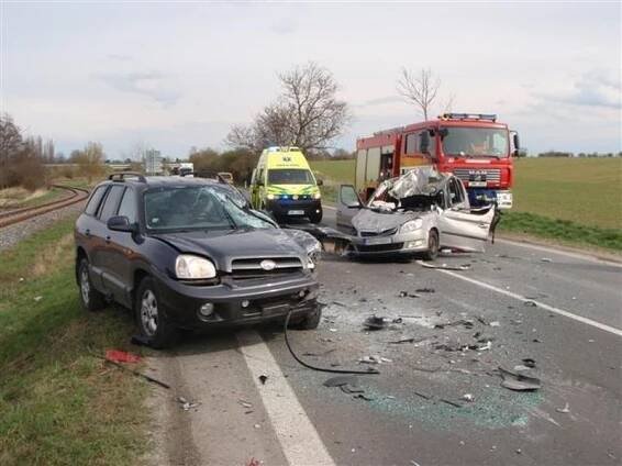 Tragický střet tří osobních vozidel na Litovelsku