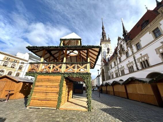 Vánoční trhy v Olomouci 2024 míří k otevření. S novou atrakcí i hrníčky