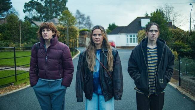 TITLE:Such Brave Girls S2,EP NUMBER:3,TX DATE:10-07-2025,TX WEEK:27,EMBARGOED UNTIL:24-06-2025 00:00:00,PEOPLE:Deb (Louise Brealey), Billie (Lizzie Davidson), Josie (Kat Sadler) ,DESCRIPTION:,COPYRIGHT:Various Artists Limited,CREDIT LINE:BBC/Various Artists Limited