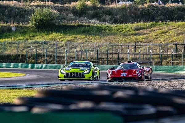 Vrchol automobilové sezony. Okruhová elita se představila divákům v Brně