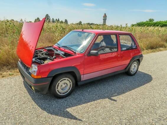 Renault 5 GT Turbo je fantastické auto i dnes. Ve své době šlo o nejrychlejší hot hatch
