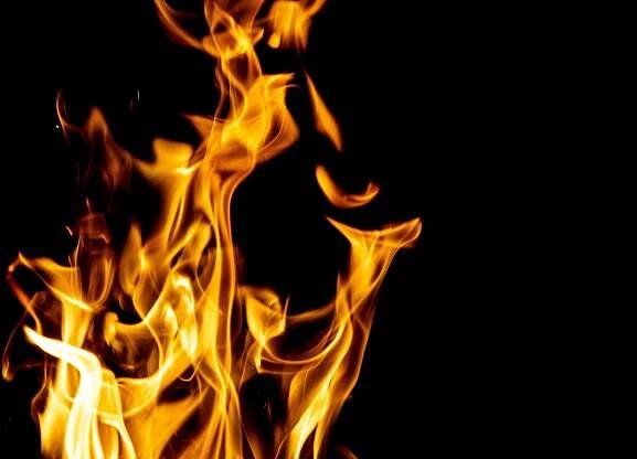 Základová fotografie na téma černé pozadí, divokost, dramatický požár, dynamické plameny, energie, hoření, hořet, hořící