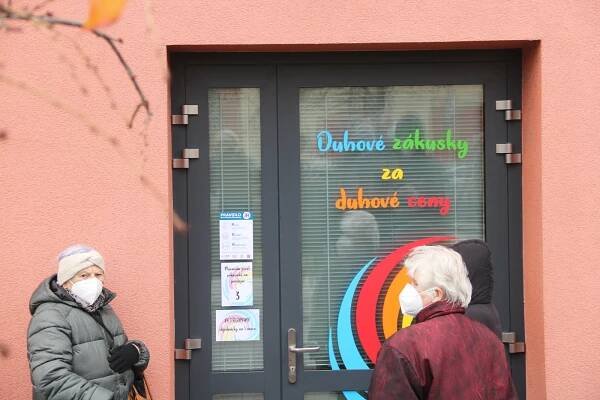 Věneček za 8Kč, punčový řez za 7. Na zákusky ze Štursovky stojí dlouhé fronty