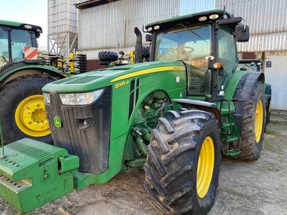 Kolový traktor John Deere 8335R | STROM PRAHA a.s. 