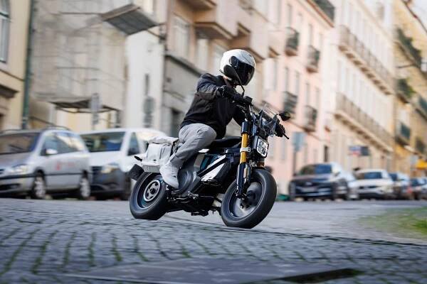 "Bavorák", jaký jste ještě neviděli. Jednostopé BMW chce ohromit hlavně nemotorkáře
