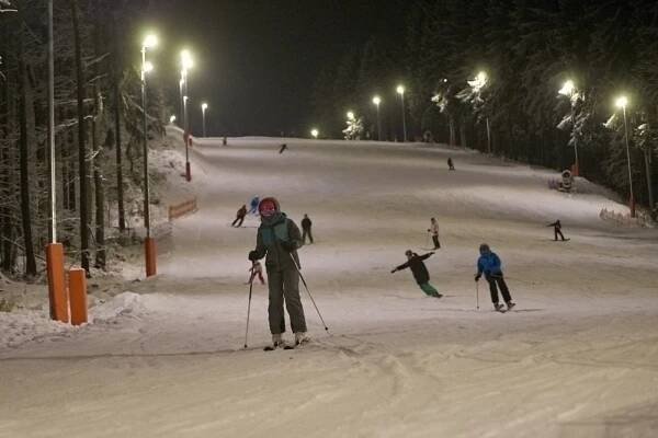 Lyžařskou sezonu na Ještědu otevřelo večerní lyžování na nové sjezdovce