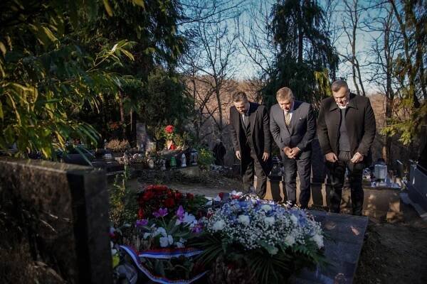 Fico na hřbitově. S kolegy z parlamentu uctil posledního komunistického prezidenta Husáka