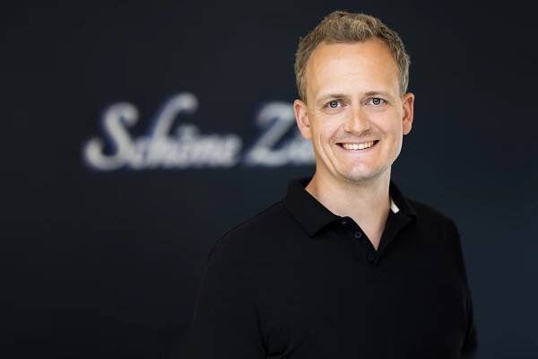 Herr Dr. med. dent. Sebastian Müller mit schwarzem Poloshirt und freundlichem Blick.