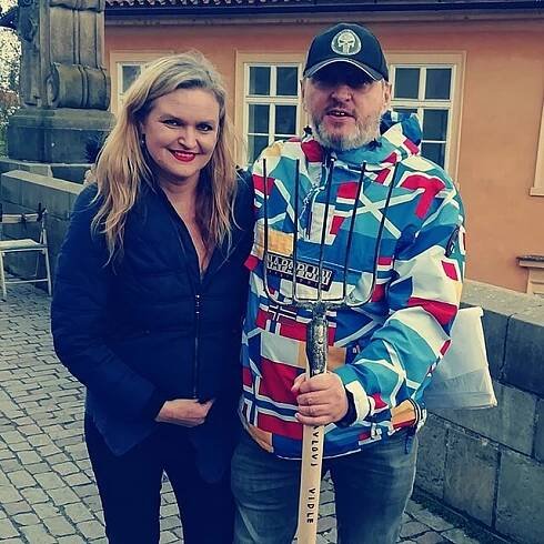 Jana Peterková a její kandidát na prezidenta Pavel Zítko. Proslavil se hlavně sířením dezinformací a milionovými dluhy, které nesplácí.