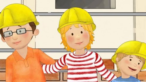 Conni mit Simon und ihrem kleinen Bruder Jakob auf der Baustelle. Sie tragen Schutzhelme und sehen glücklich aus.