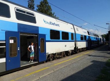Z Řevnic a do Řevnic jezdí ráno a večer celkem o čtyři vlaky více. Spojení pochopitelně pomáhá i Černošicím (na obrázku).