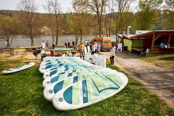 Čištění přehrady 2022 Kiboko Boards - prodej a půjčování nafukovacích paddleboardů