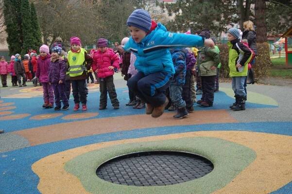 Bezpečně ve školkách: děti si na nových hřištích kolena neodřou
